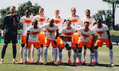 Equipe da Holanda perfilada antes do amistoso contra o Uzbequistão, nos Estados Unidos