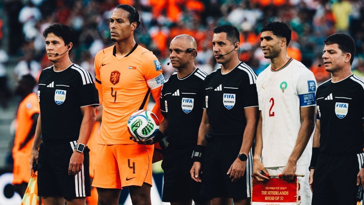Os capitães Virgil Van Dijk, da Holanda, e Achraf Hakimi, do Marrocos, ao lado da arbitragem da partida de Copa do Mundo