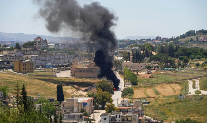 Uma densa fumaça preta se eleva após um ataque israelense contra um carro, como visto de Nabatieh, no Líbano, na sexta-feira, 5 de junho