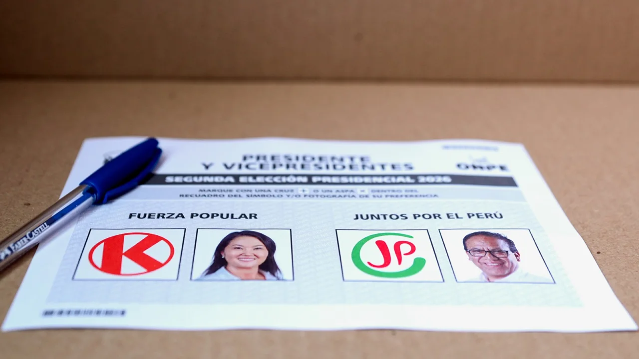 Votação do segundo turno no Peru, entre Keiko Fujimori e Roberto Sánchez, em Lima