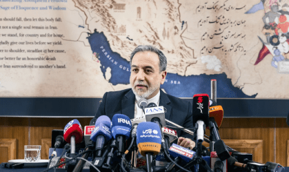 Ministro das Relações Exteriores do Irã, Abbas Araghchi, participa de uma coletiva de imprensa em Nova Delhi, Índia, em 15 de maio.