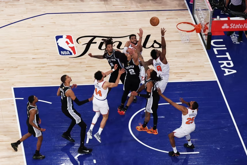 O ala do New York Knicks, OG Anunoby, converte a cesta da vitória contra o San Antonio Spurs no final do Jogo 4 das Finais da NBA