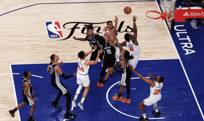 O ala do New York Knicks, OG Anunoby, converte a cesta da vitória contra o San Antonio Spurs no final do Jogo 4 das Finais da NBA