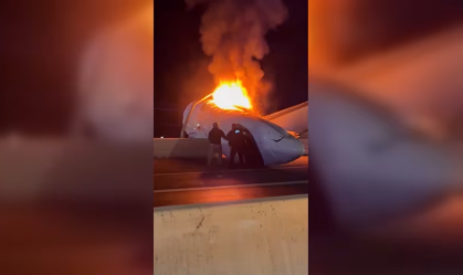 Um pequeno jato com seis pessoas a bordo caiu em uma rodovia em Laredo, Texas, na noite de terça-feira