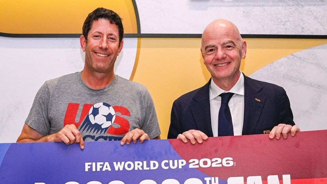 Gianni Infantino, presidente da Fifa, comemora público da Copa ao lado do milionésimo torcedor presente nos estádios