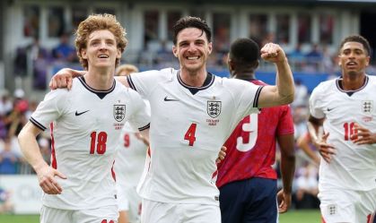 Jogadores da Inglaterra celebrando um dos gols marcados no amistoso preparatório à Copa do Mundo de 2026