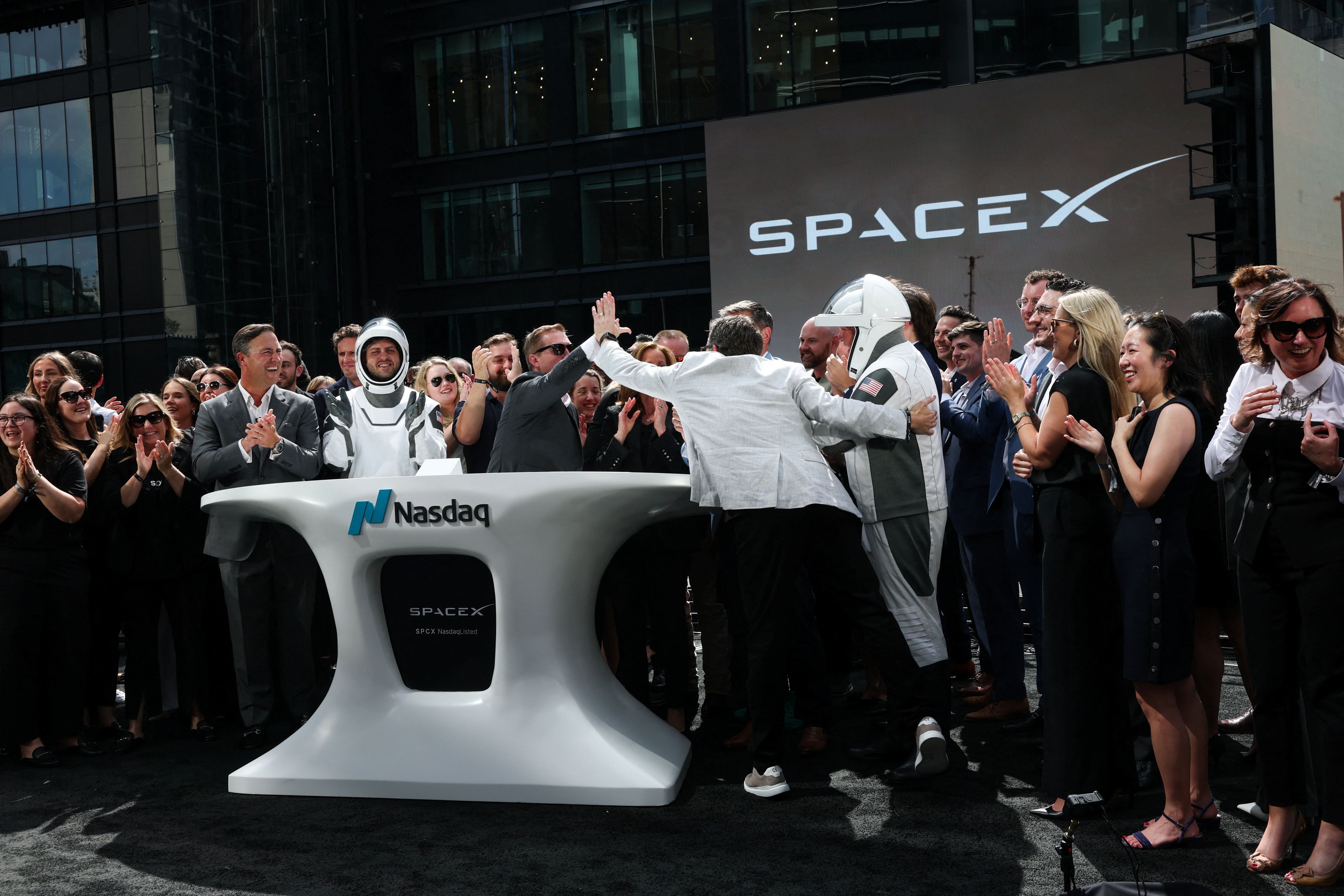 Membros da liderança da SpaceX e convidados comemorando IPO na Nasdaq