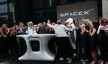 Membros da liderança da SpaceX e convidados comemorando IPO na Nasdaq