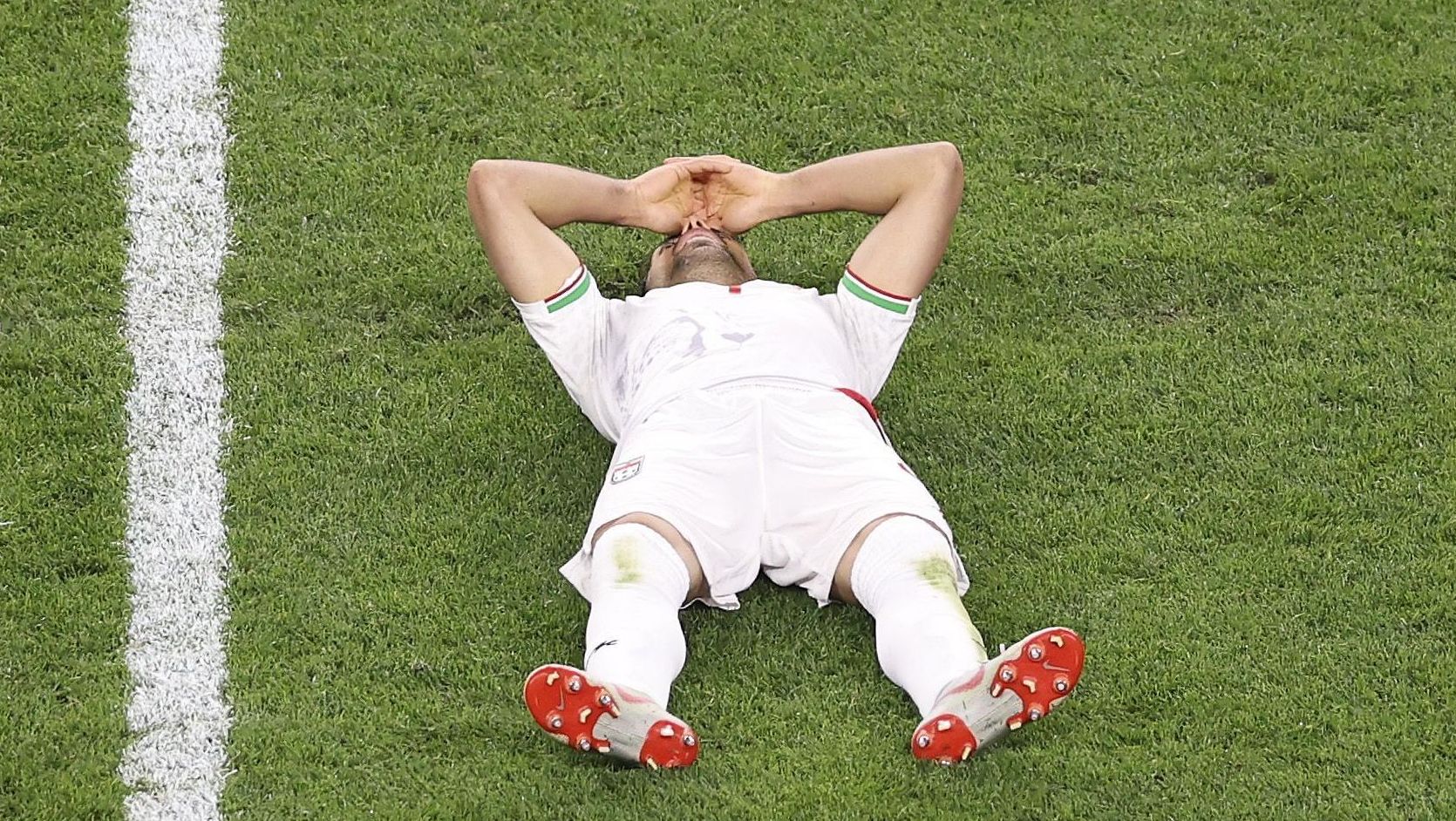 Jogador do Irã desolado depois do empate com o Egito, válido pela terceira rodada da Copa do Mundo
