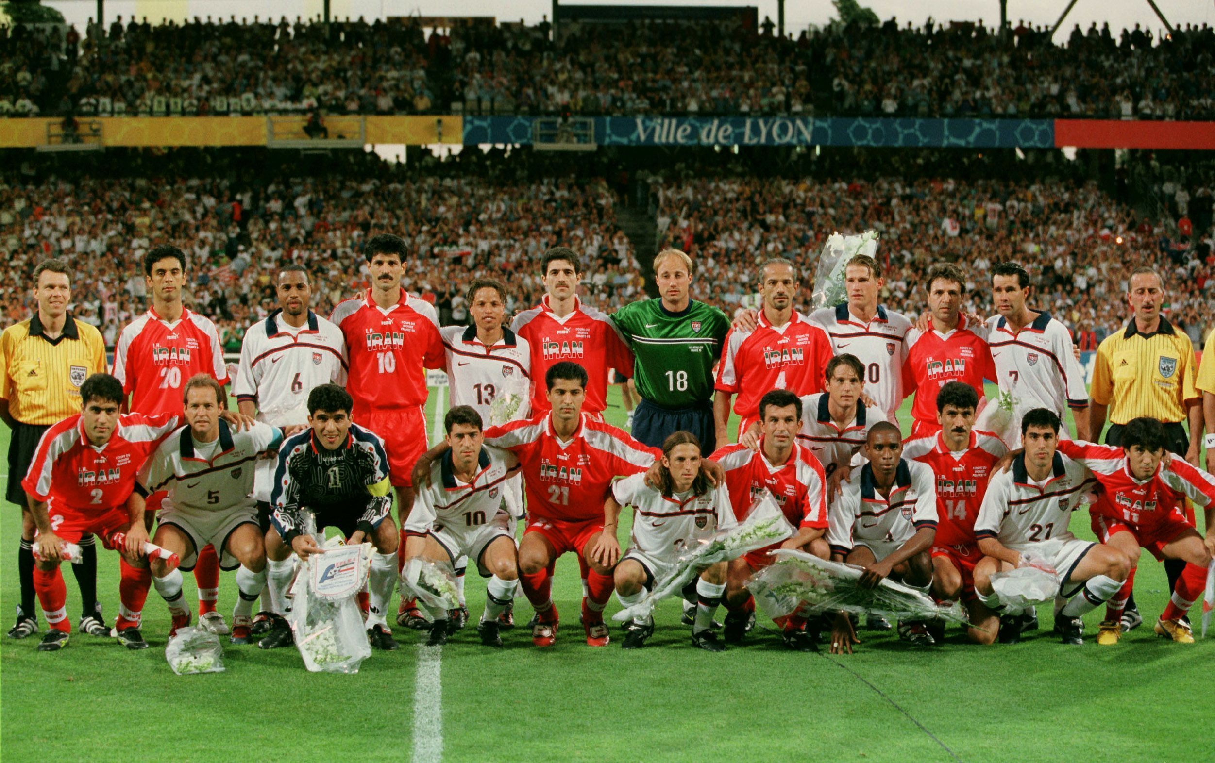 As seleções do Irã e dos Estados Unidos antes da partida da Copa do Mundo de futebol de 1998 • Corbis/VCG via Getty Images