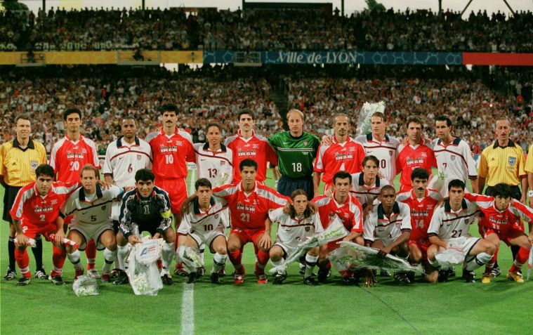 As seleções do Irã e dos Estados Unidos antes da partida da Copa do Mundo de futebol de 1998 • Corbis/VCG via Getty Images