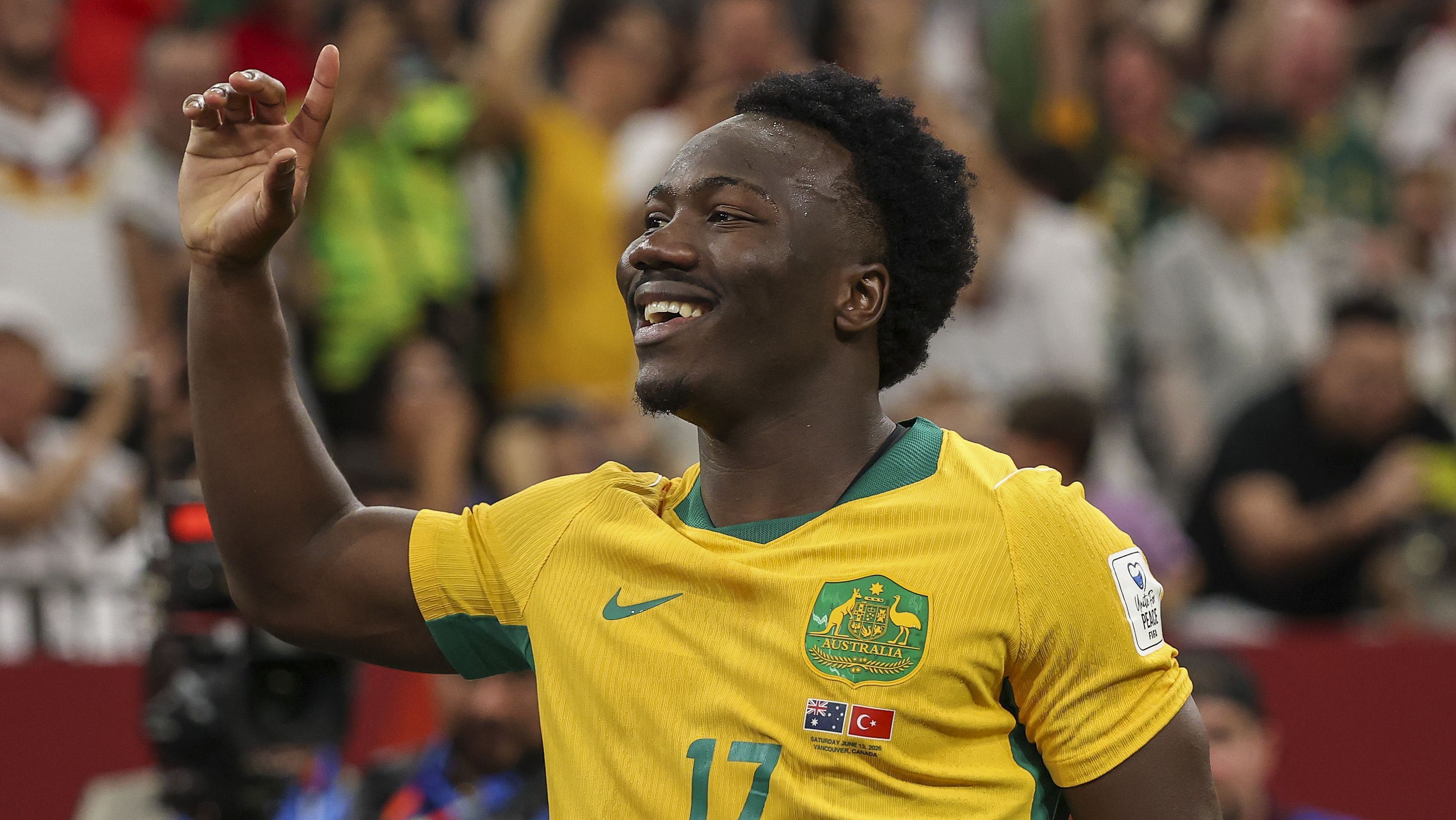 Nestory Irankunda, da Austrália, celebrando o gol marcado sobre a Turquia, pela Copa do Mundo