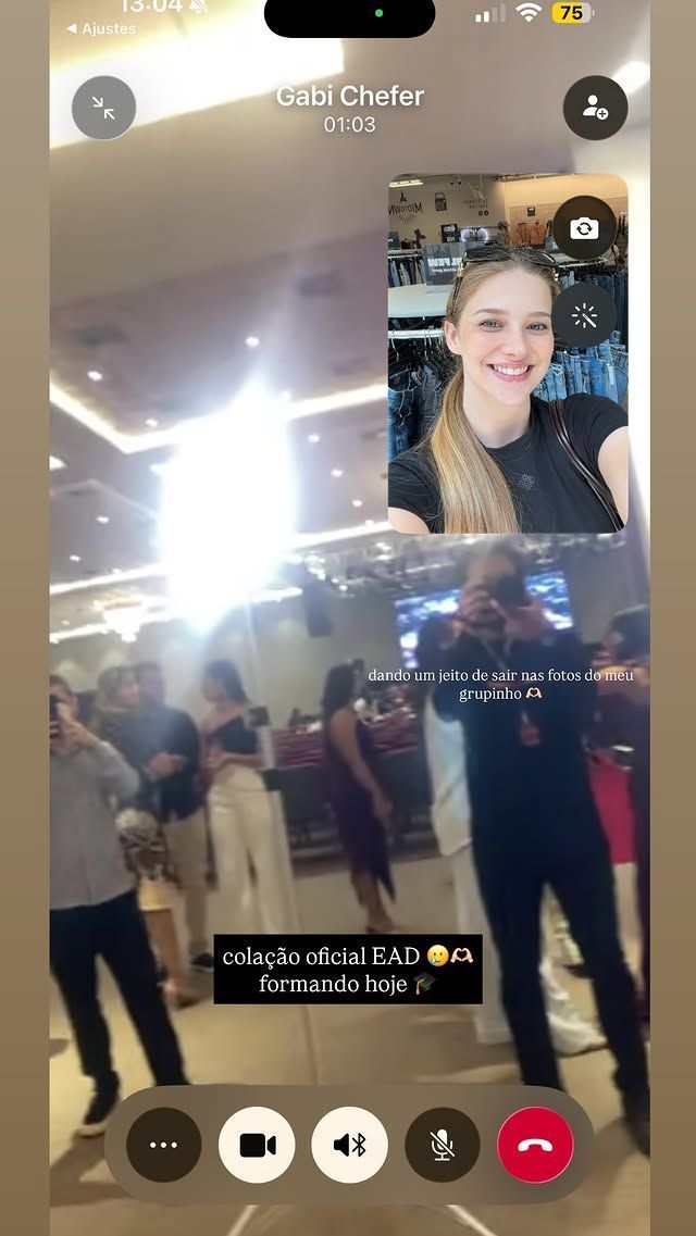 Isabella Rousso, namorada de Gabriel Martinelli, faz colação de grau à distância • Reprodução/Instagram