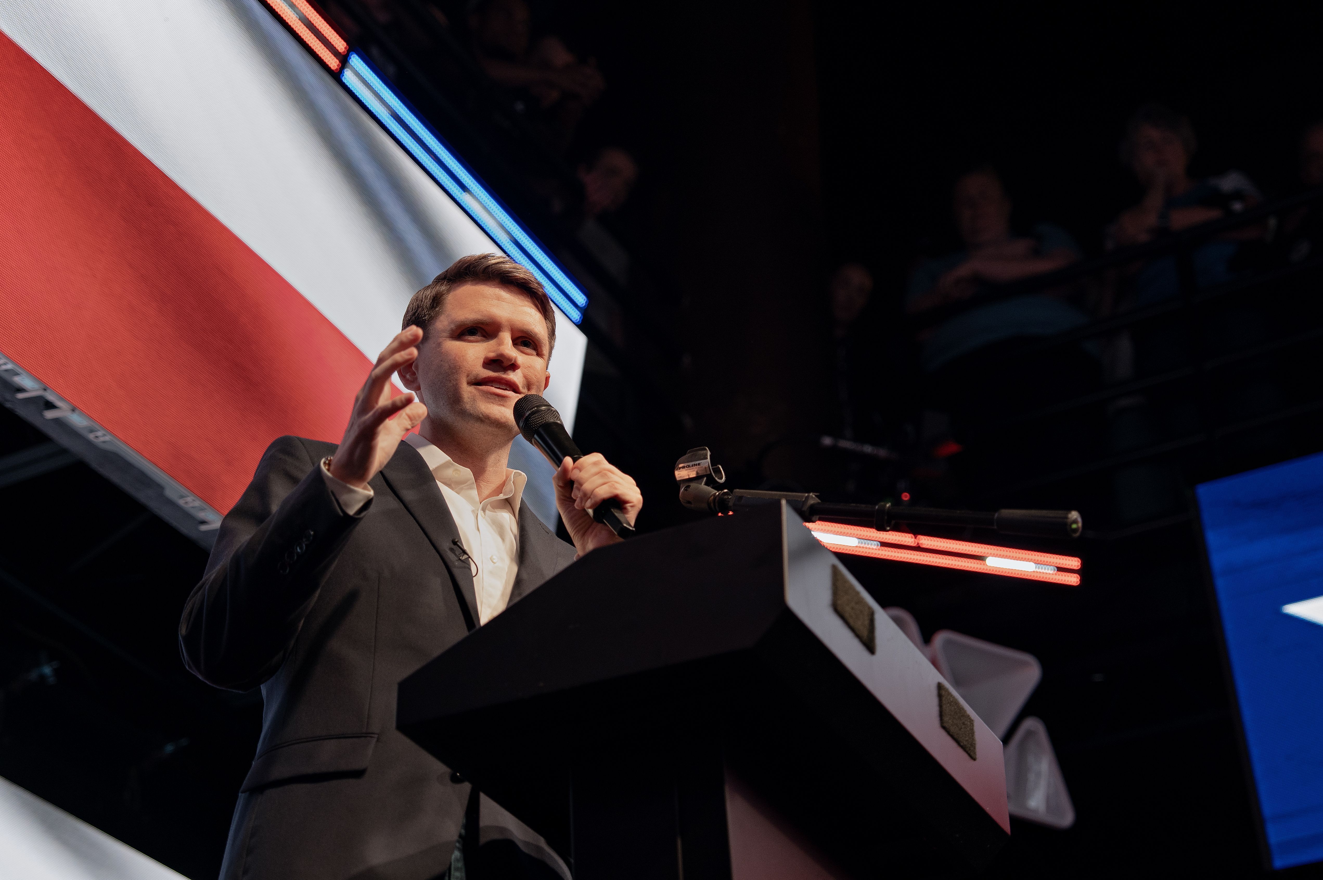 O candidato democrata ao Senado, James Talarico, fala em um comício no Rich's Houston em 27 de maio de 2026 em Houston, Texas. Talarico realizou o comício após o segundo turno das primárias e para explicar seu plano sobre como enfrentará o candidato republicano Ken Paxton • Danielle Villasana/Getty Images