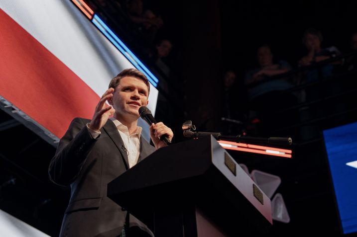 O candidato democrata ao Senado, James Talarico, fala em um comício no Rich's Houston em 27 de maio de 2026 em Houston, Texas. Talarico realizou o comício após o segundo turno das primárias e para explicar seu plano sobre como enfrentará o candidato republicano Ken Paxton • Danielle Villasana/Getty Images