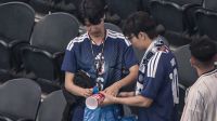 Torcida do Japão recolhe lixo após partida de estreia na Copa; veja