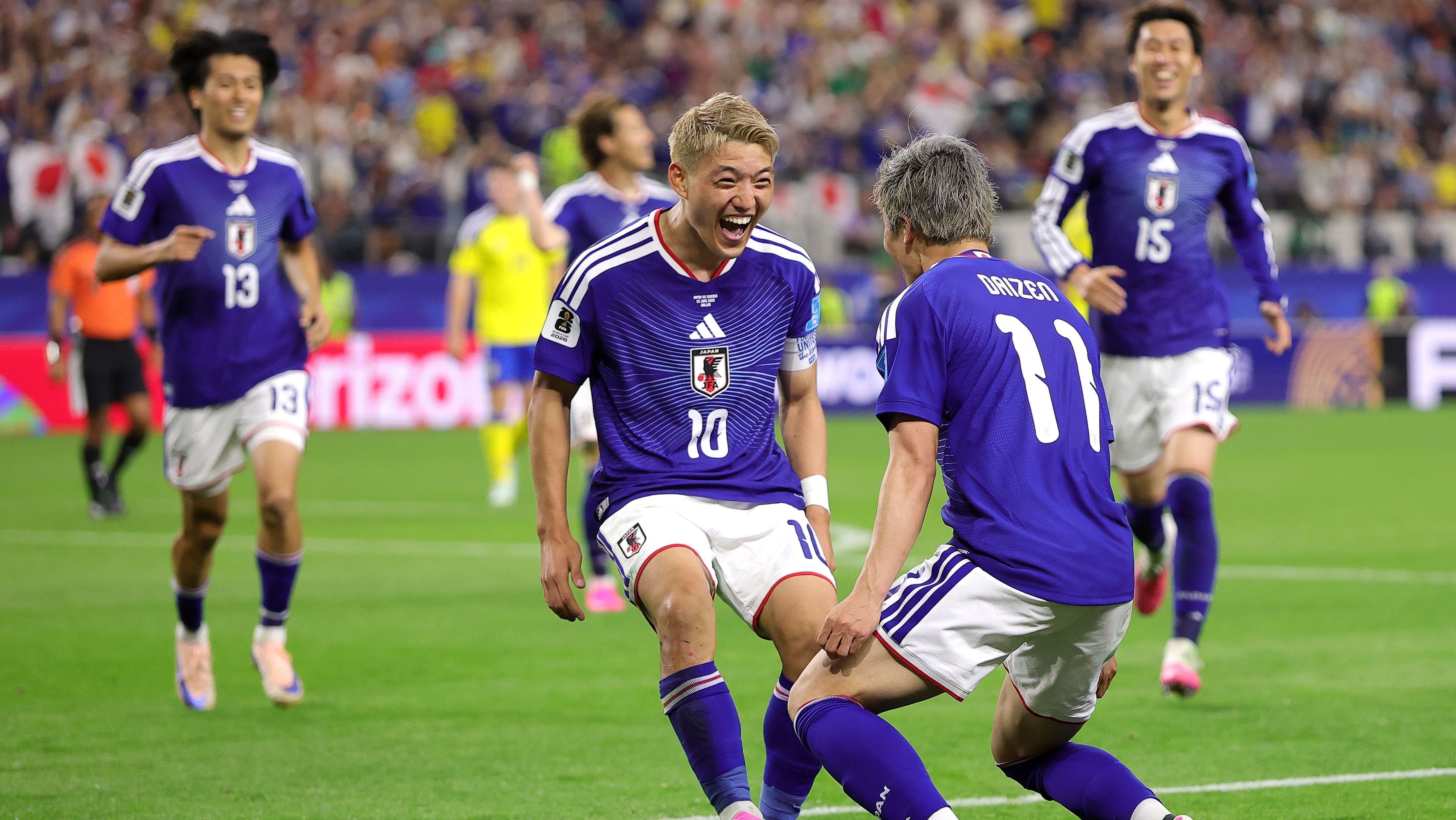 Jogadores do Japão celebrando o gol marcado diante da Suécia, pela Copa do Mundo