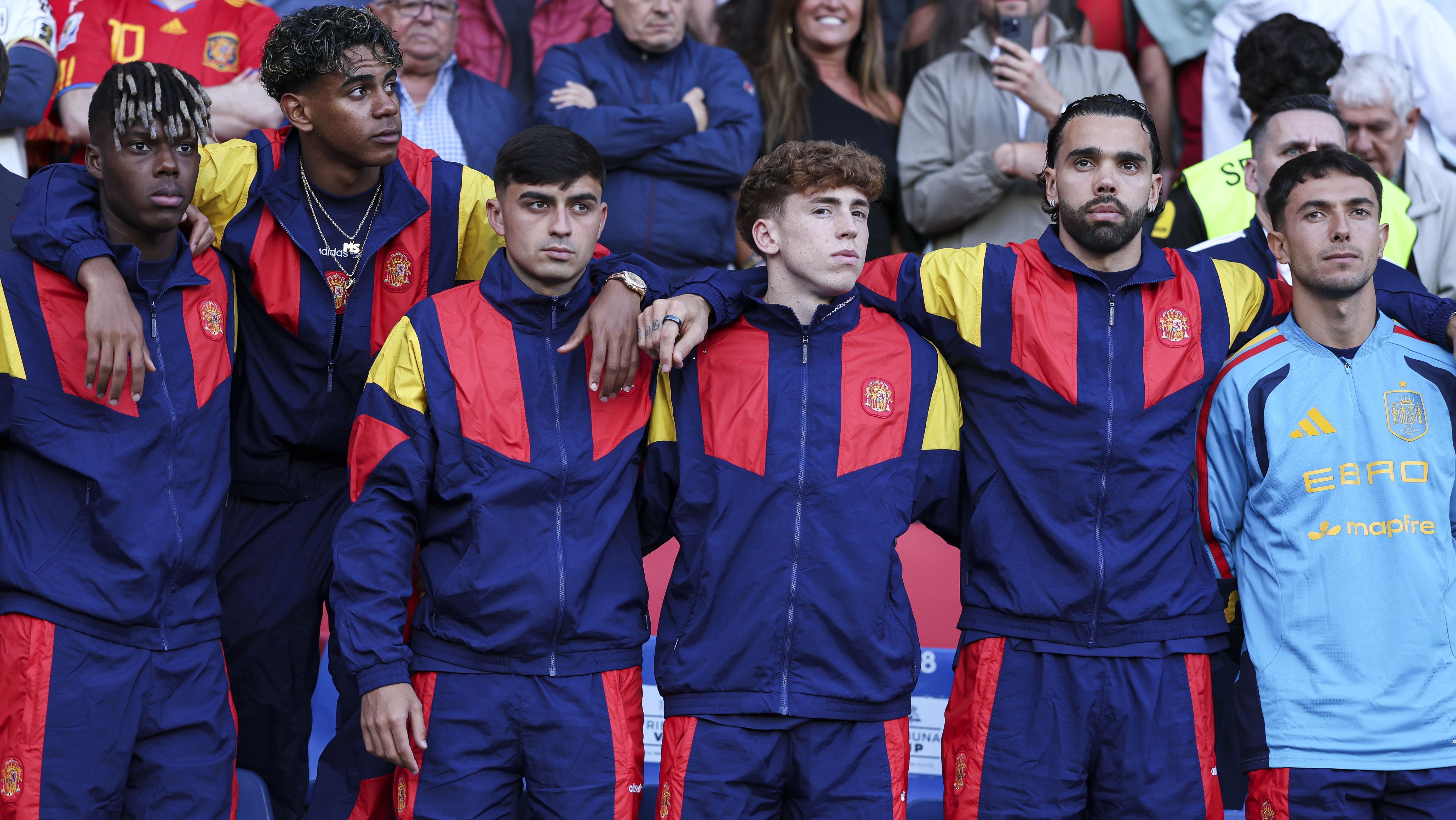 Jogadores da Espanha assistem amistoso do time antes da Copa