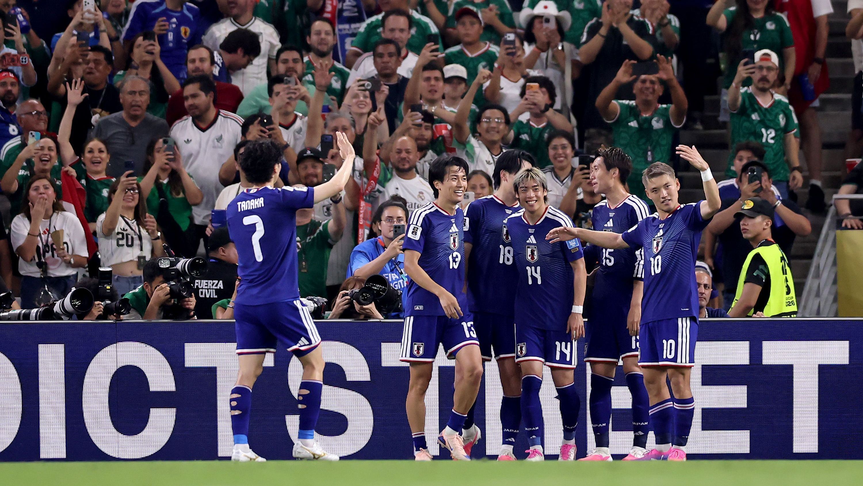 Jogadores do Japão comemorando um dos gols marcados sobre a Tunísia, em duelo da segunda rodada da Copa do Mundo