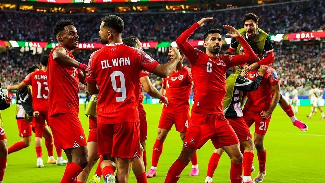 Jogadores da Jordânia comemorando o gol anotado diante da Argélia, pela Copa do Mundo
