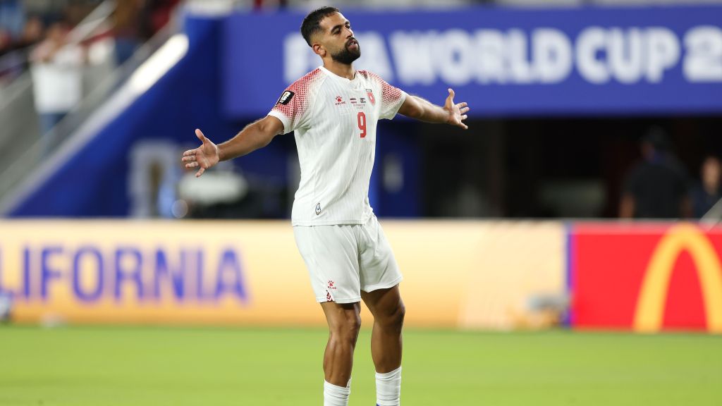 Ali Olwan, atacante da Jordânia, celebrando o gol marcado contra a Áustria, pela Copa do Mundo