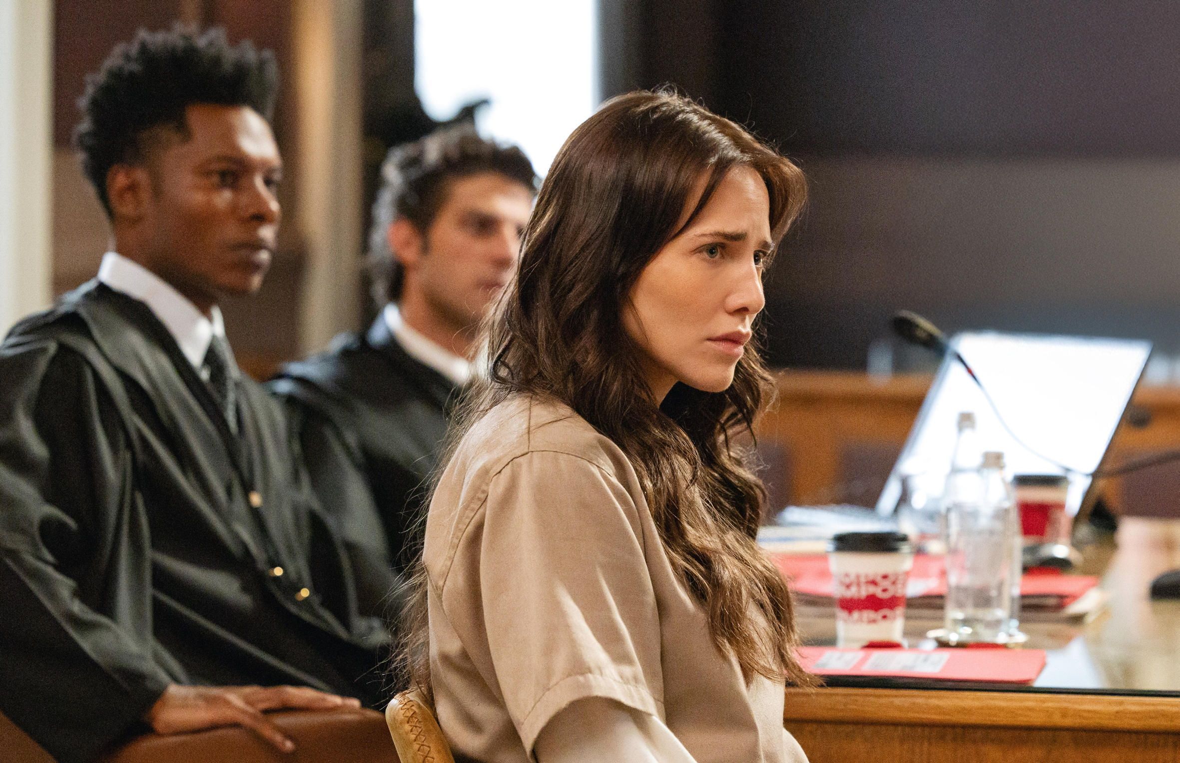 Adriana (Leticia Colin) entra no tribunal algemada e troca olhares emocionados com Elisa (Isabela Garcia) e Mau Mau (João Victor Silva) • Globo/ Manoella Mello