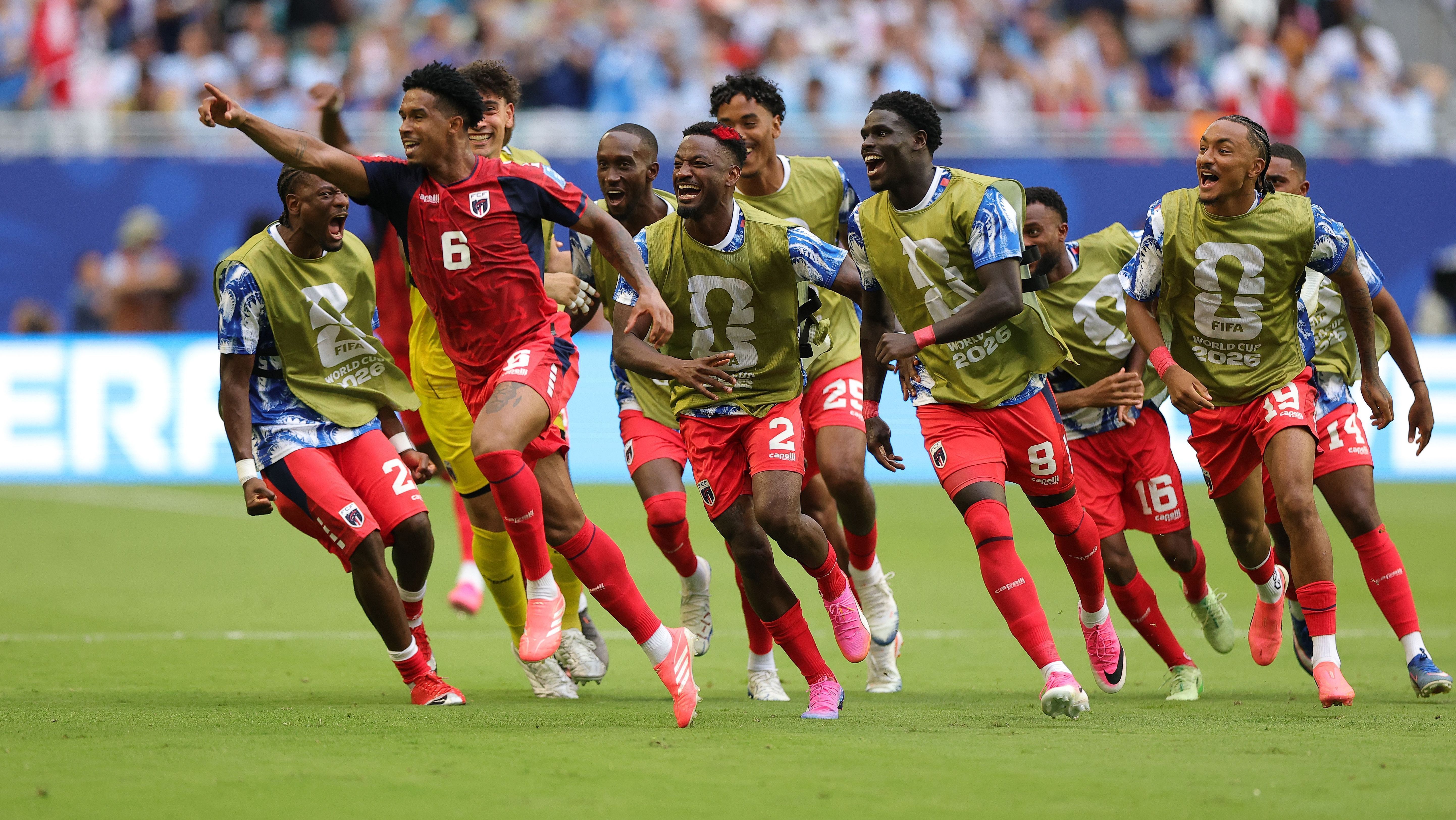 Kevin Pina e seus companheiros comemoram o gol histórico de Cabo Verde sobre o Uruguai