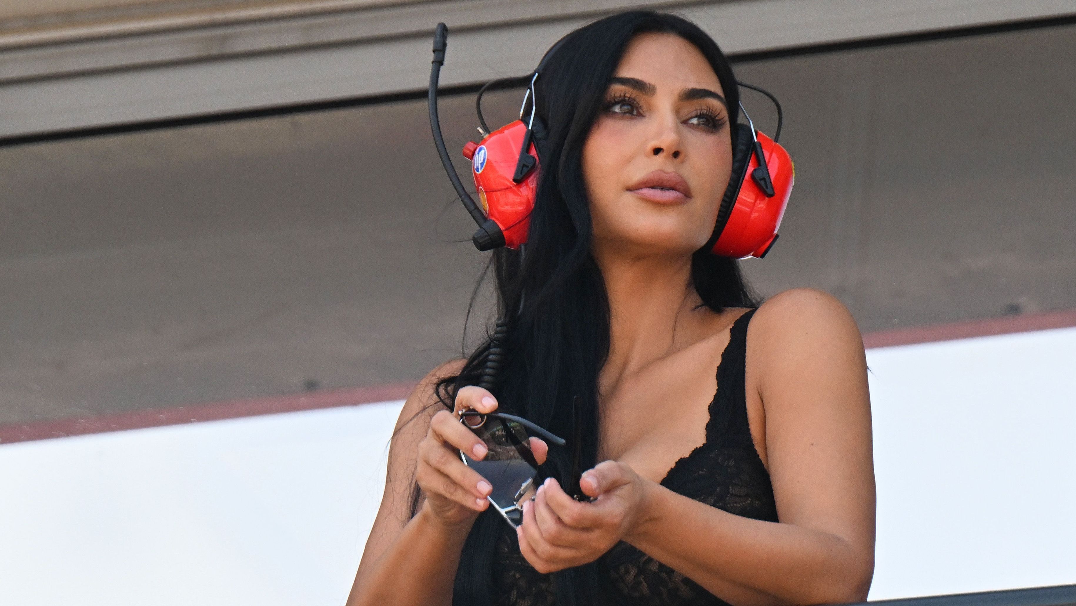 Kim Kardashian observa acima da garagem da Scuderia Ferrari no pit lane durante a qualificação para o Grande Prêmio de Fórmula 1 de Mônaco, no Circuito de Mônaco, em 6 de junho de 2026