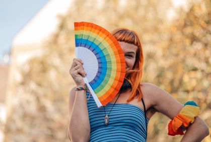 Qual é a história do leque, principal acessório da Parada do Orgulho LGBT+?