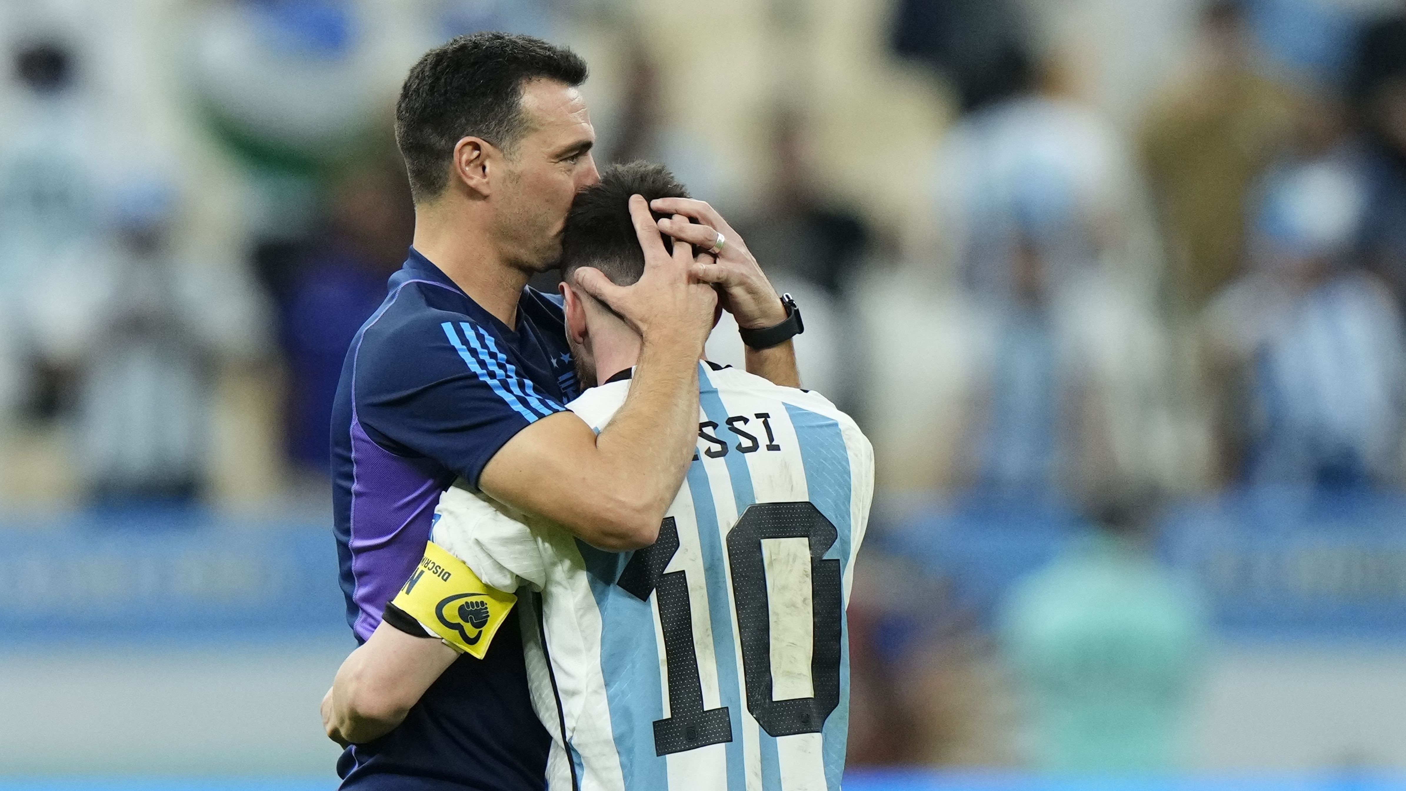 Scaloni comemora o título da Copa do Mundo de 2022 com Lionel Messi