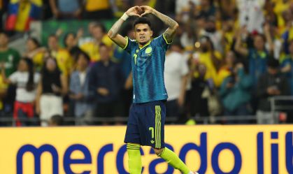 Luis Díaz celebrando o gol marcado em Uzbequistão x Colômbia, confronto válido pela primeira rodada da Copa do Mundo