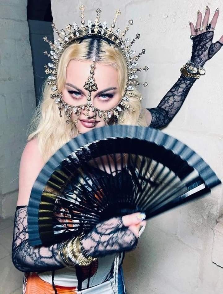 Madonna aderiu o uso dos leques durante seus shows • Instagram/Madonna
