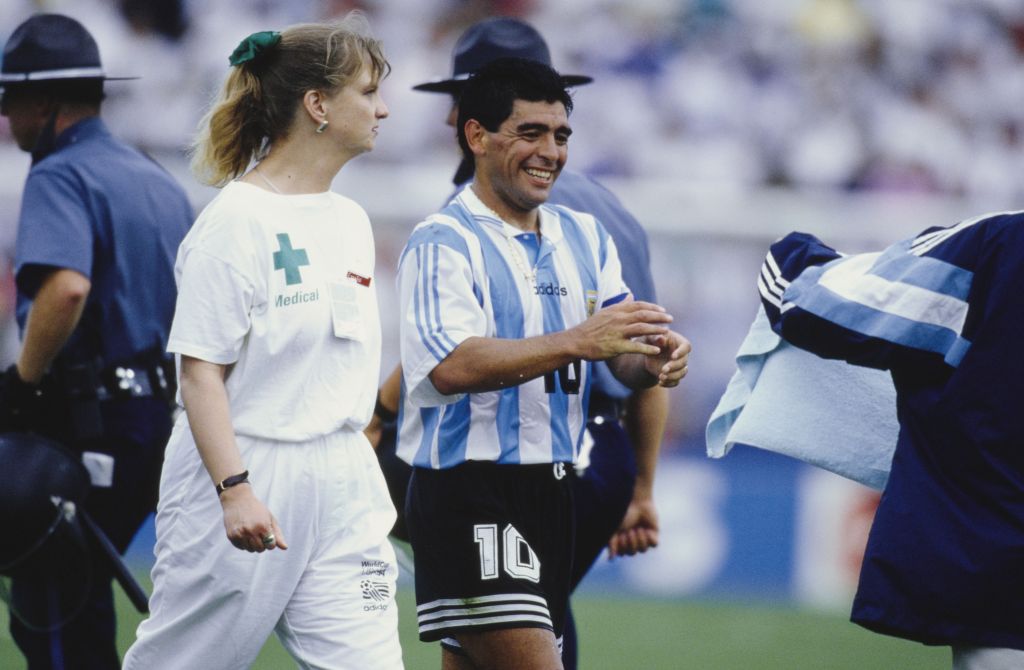 Maradona é escoltado por uma enfermeira após vitória da Argentina sobre a Nigéria na Copa de 94
