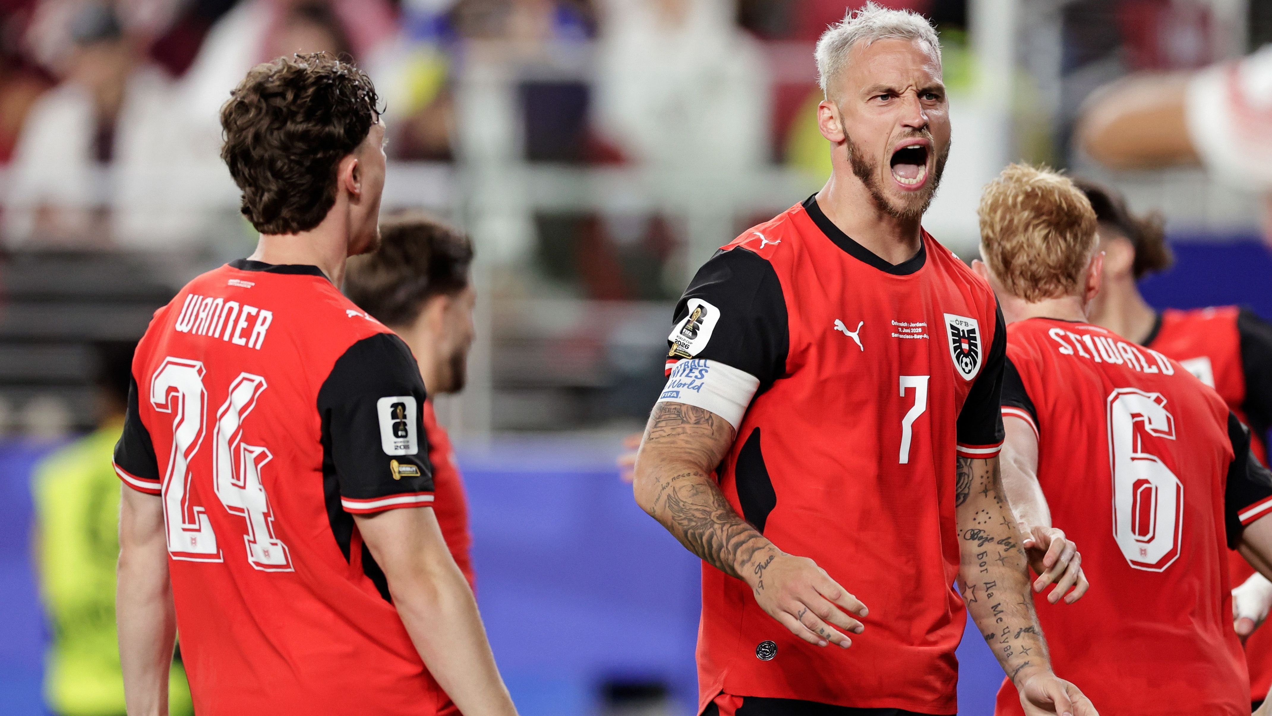 Marko Arnautovic, da Áustria, celebrando o gol sobre a Jordânia, em partida da primeira rodada da Copa do Mundo