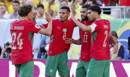 Jogadores do Marrocos celebram gol na partida de estreia contra o Brasil
