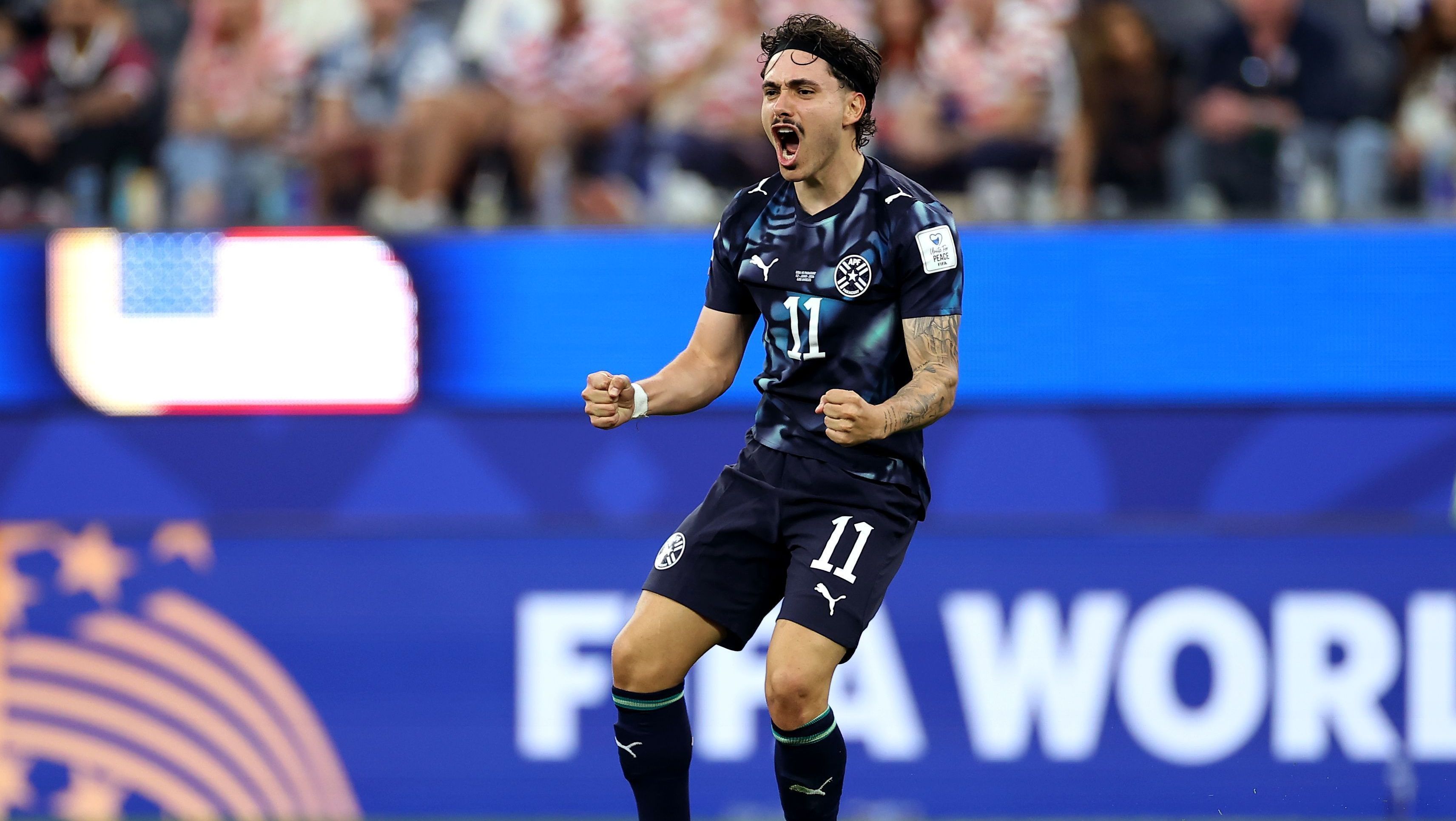 Mauricio, do Paraguai, celebrando seu gol diante dos Estados Unidos
