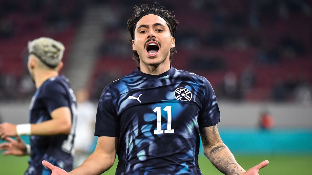 Maurício, meia do Palmeiras, em partida do Paraguai