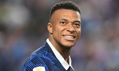 Imagem de destaque do post: Mbappé lidera homenagem da seleção francesa a Deschamps após perda da mãe