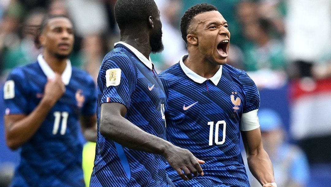 Mbappé comemora seu gol pela França