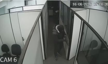 Criminosos vasculham agência bancária durante mega-assalto em Santa Rita, no Paraguai