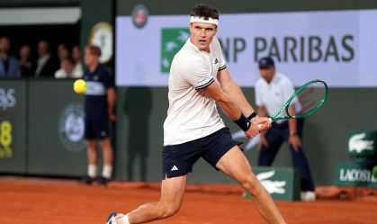 Jakub Mensik vence João Fonseca e vai às semifinais de Roland Garros