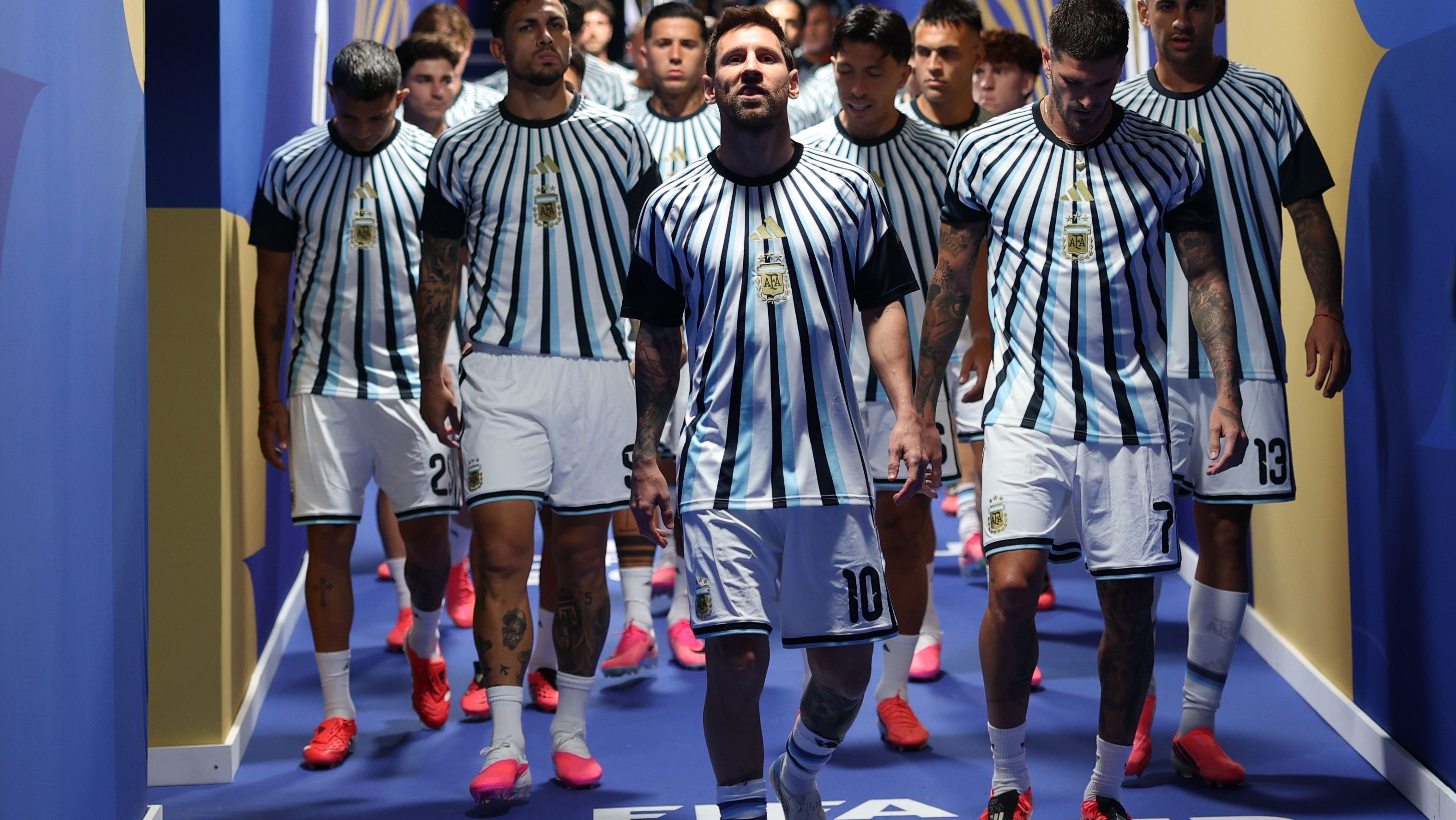 Messi lidera os jogadores da Argentina na entrada para o aquecimento antes da estreia na Copa do Mundo de 2026