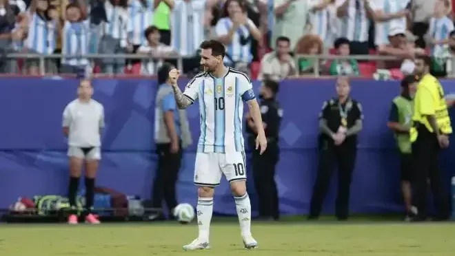 Messi comemora gol sobre a Argélia na Copa do Mundo