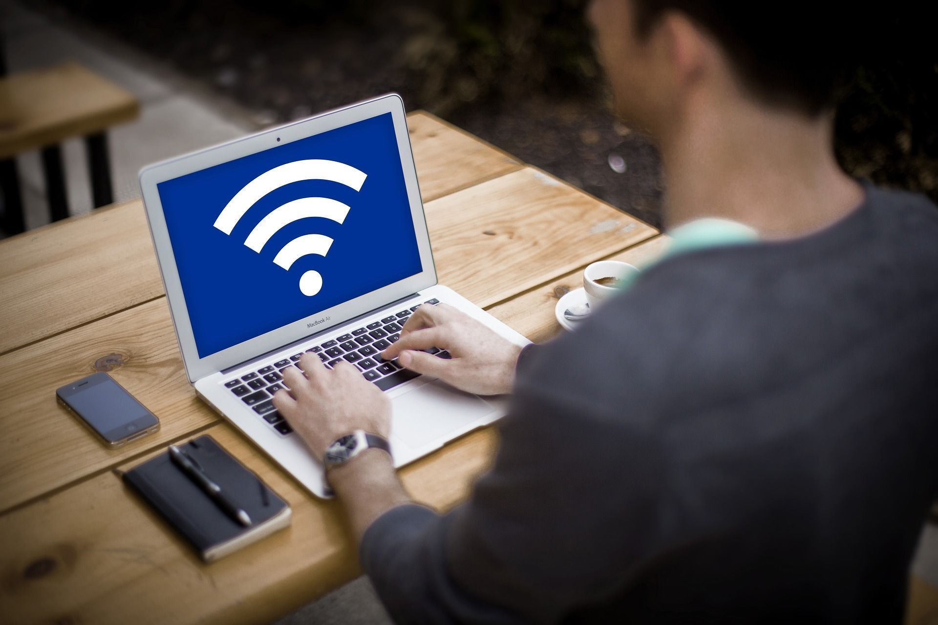 wi-fi-em-notebook-com-conexao-sem-fio-ativa-para-acesso-a-internet-home-office-estudos-e-navegacao-online-em-alta-velocidade