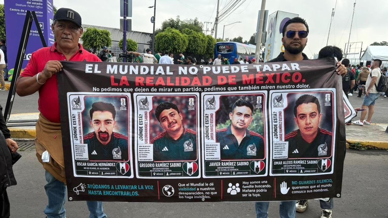 Familiares de desaparecidos mexicanos na porta do Estádio Azteca no dia da abertura da Copa do Mundo
