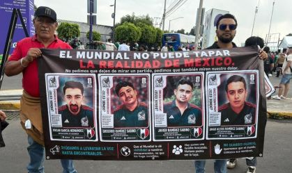 Familiares de desaparecidos mexicanos na porta do Estádio Azteca no dia da abertura da Copa do Mundo