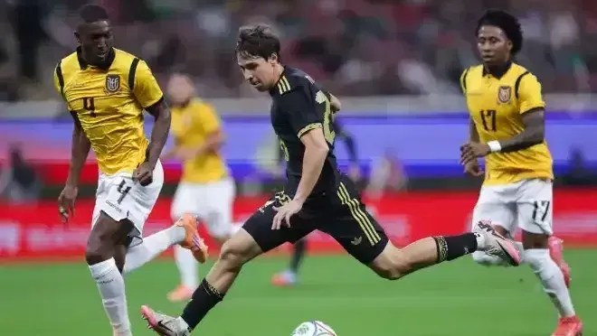 Jogadores de México e Equador em ação em amistoso entre as equipes