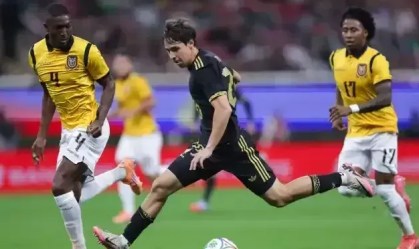 Jogadores de México e Equador em ação em amistoso entre as equipes