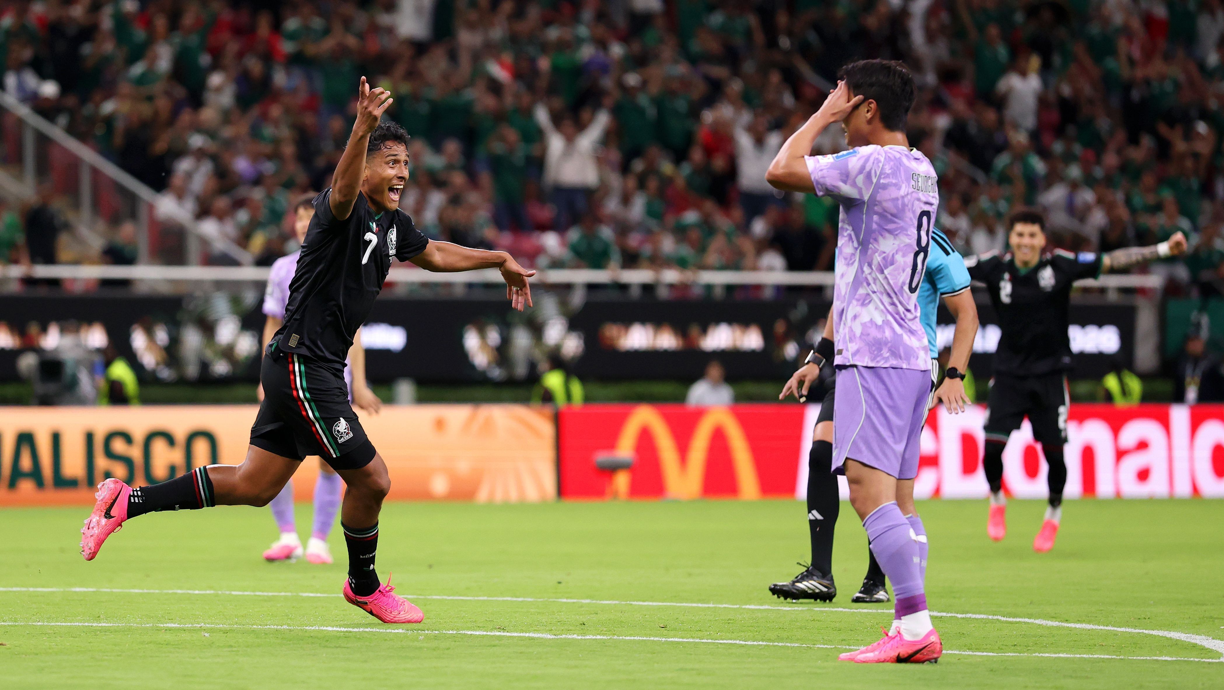 Luis Romo, jogador do México, comemorando o gol marcado sobre a Coreia do Sul, pela segunda rodada da Copa do Mundo