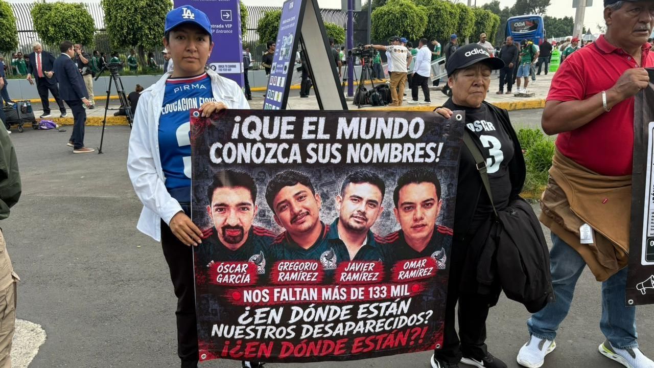 Familiares com cartazes de desaparecidos na porta do Estádio Azteca no dia da abertura da Copa do Mundo • Bruno Rodrigues/CNN
